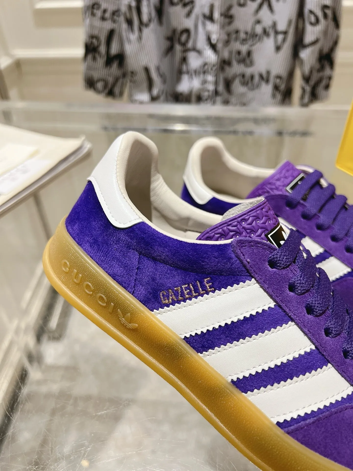 👟👟Ex-factory price 520👟👟Gucci&adidas joint limited edition couple's sneakers. A super nice joint casual sneaker with rich and bold colors! It showed everyone a completely different charm from the past! Combining retro style and youthful sports style to create a new aesthetic! Vitality yet stylish at the same time! ! Upper - made of cowhide, cowhide, cloth. Lining - sheepskin lining for foot pads. Sole - original open-molded beef tendon non-slip and wear-resistant outsole. Size: 35-47 (couple style)